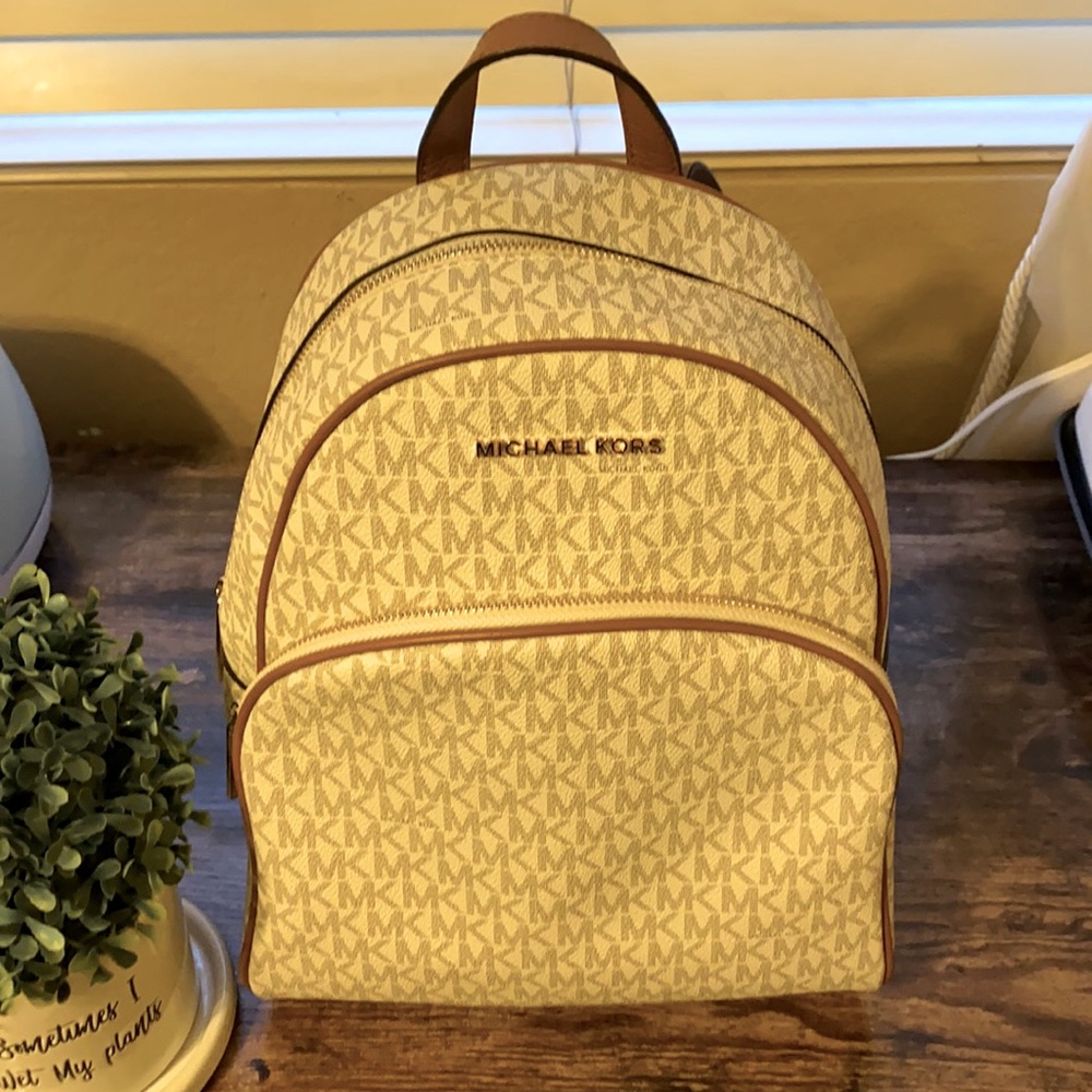 michael-kors-abbey-medium-signature-backpack